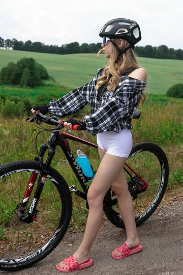 Mirka in Metart set Unclad Leisure