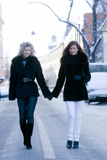 Paloma B and Irina J in Metart set Entre