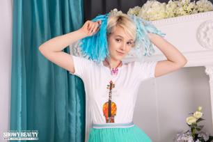 Kapri in Showy Beauty set Blonde Cutie