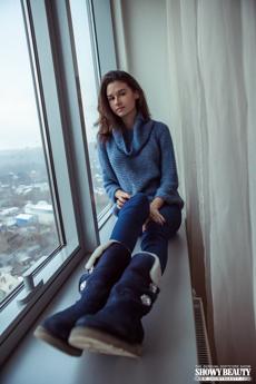 Anchen in Showy Beauty set Warm Evening