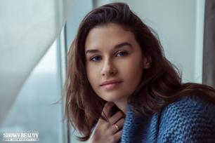 Anchen in Showy Beauty set Warm Evening