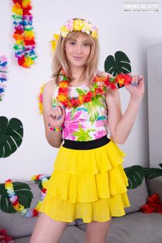 Limona in Showy Beauty set Tahiti Dreams
