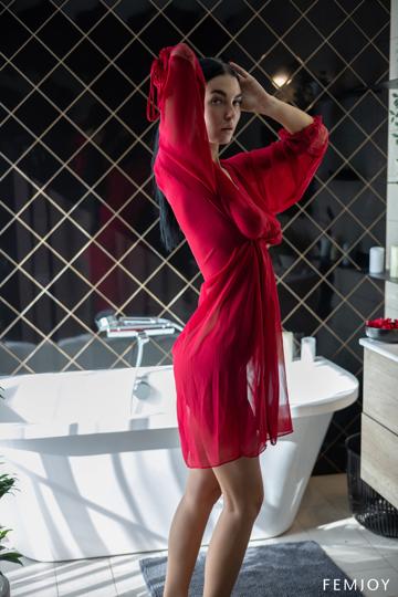 Simone in Femjoy set Romantic Bath