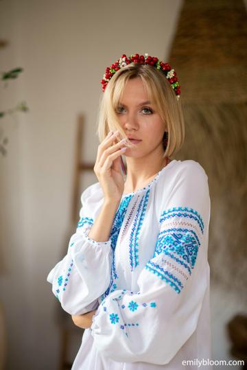 Lana in Emily Bloom set Hata