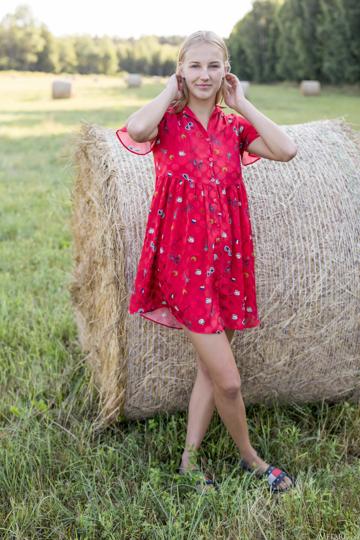 Beti in Metart set Hay Roll