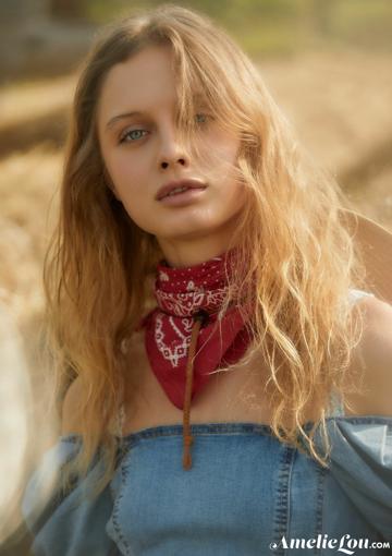 Amelie Lou in Amelie Lou set Wild West